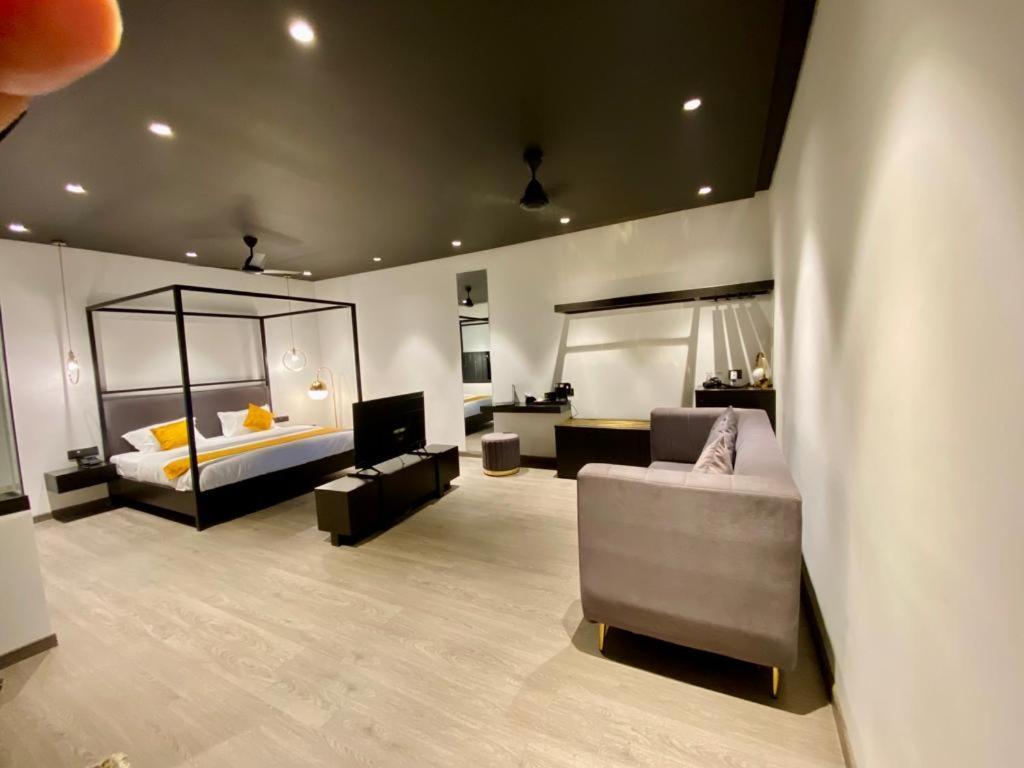 Madhav'S Lap Of Luxury Hotel Морадабад Екстериор снимка